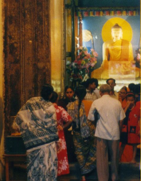 印度朝聖者在摩訶菩提寺的金剛寶座塔大殿內拜佛· 佛陀悟道成佛地點